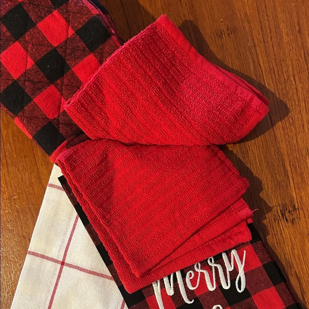NWT Red and Black Plaid Kitchen Towel Set